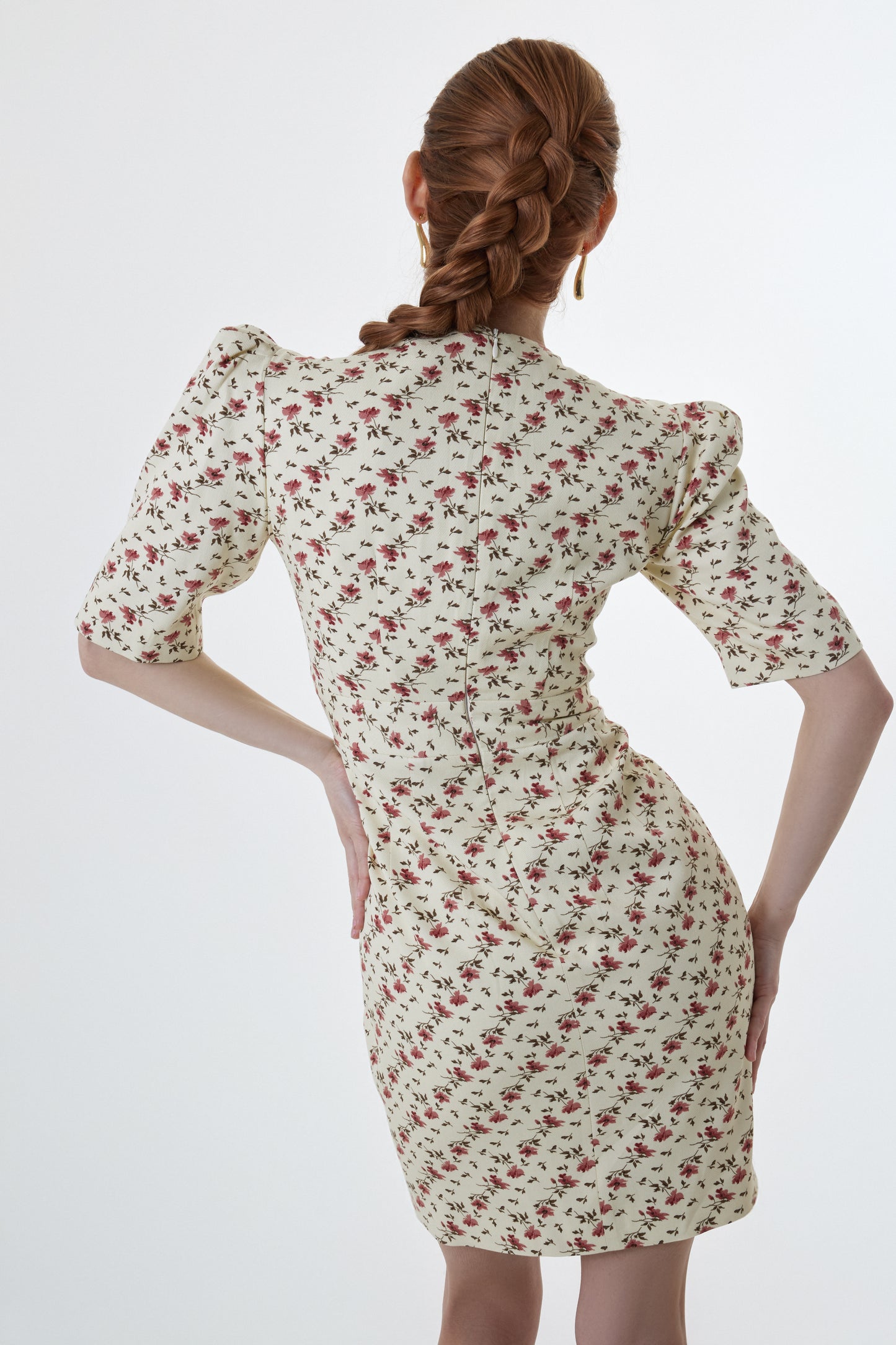 Cream dress with floral pattern, soft and refined
